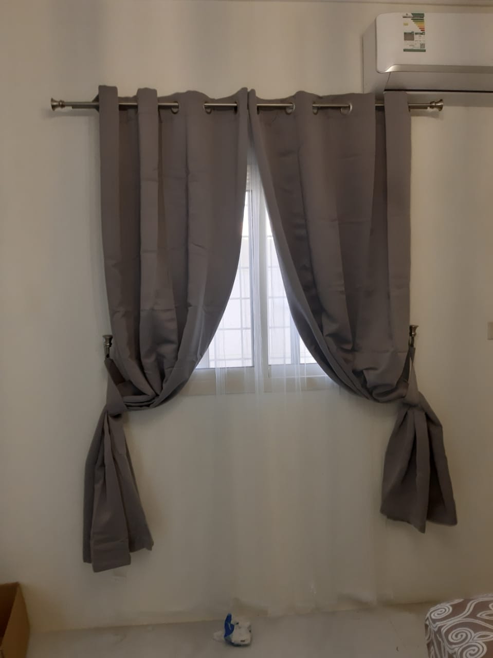 فني تركيب ستائر بالدمام 0548933373 عبير الخليج افضل شركه فك وتركيب الاثاث
