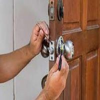 نجار فتح ابواب مقفله بالخبر